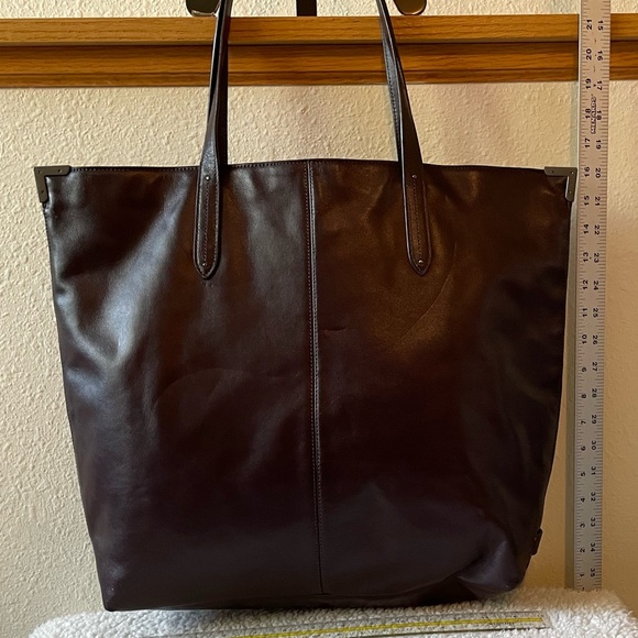 Large Leather Executive Tote - Picture 2 of 7